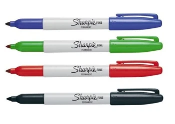 MARKER FINE CZERWONY 1.0MM UN S0810940